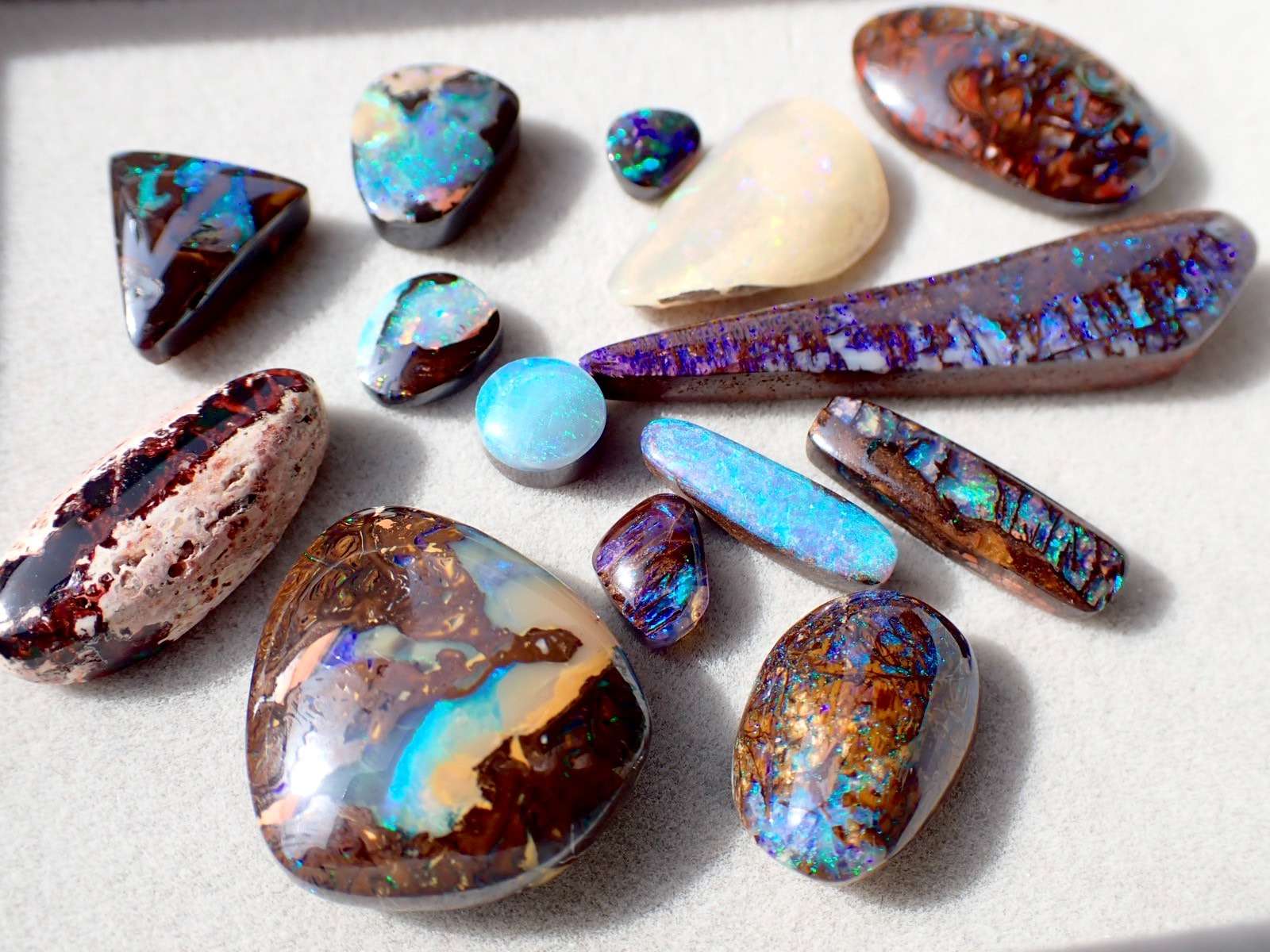 １０月の誕生石・虹色の輝き「オパール」 | ブログ | 伊丹の鉱物
