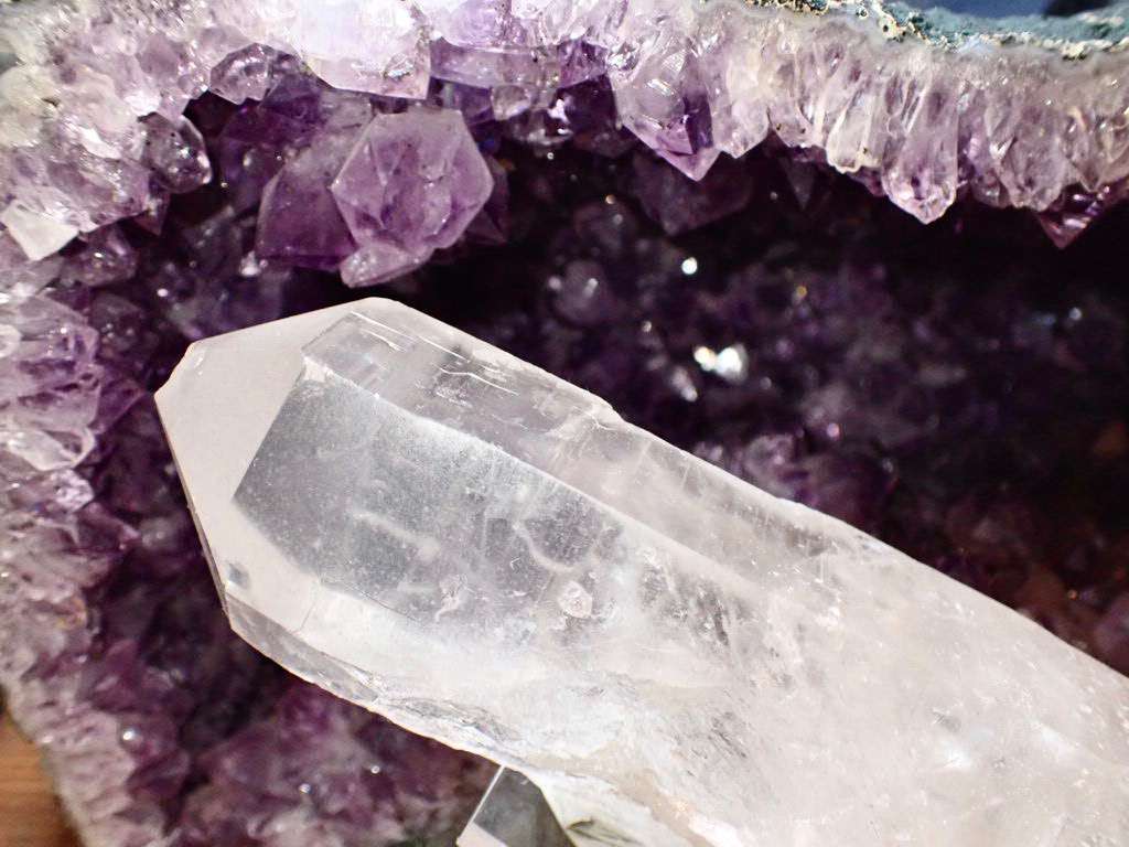 紫水晶はなぜ大きな結晶にならないの？ | ブログ | 伊丹の鉱物カフェ