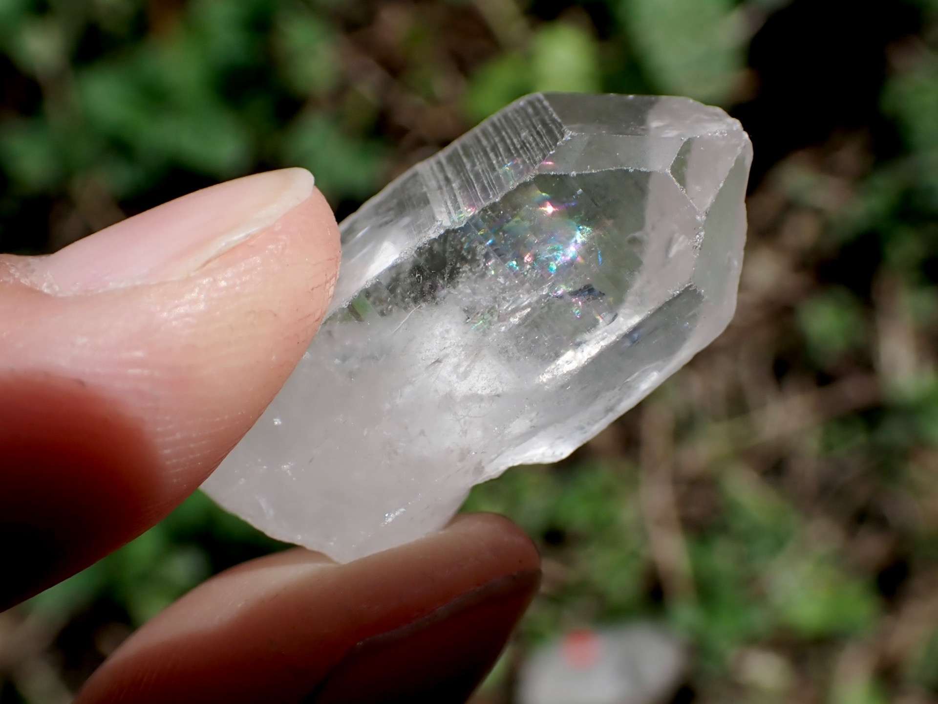 水晶の不思議。なぜ結晶が長細いの？ | ブログ | 伊丹の鉱物カフェなら