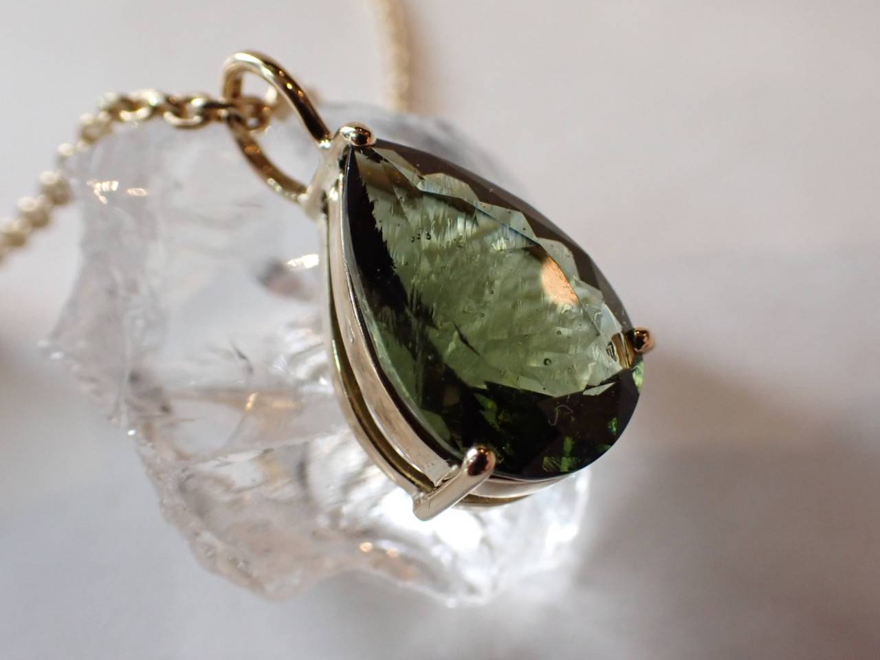 モルダバイト | ブログ | 伊丹の鉱物カフェなら鉱物＆カフェMineral Muru