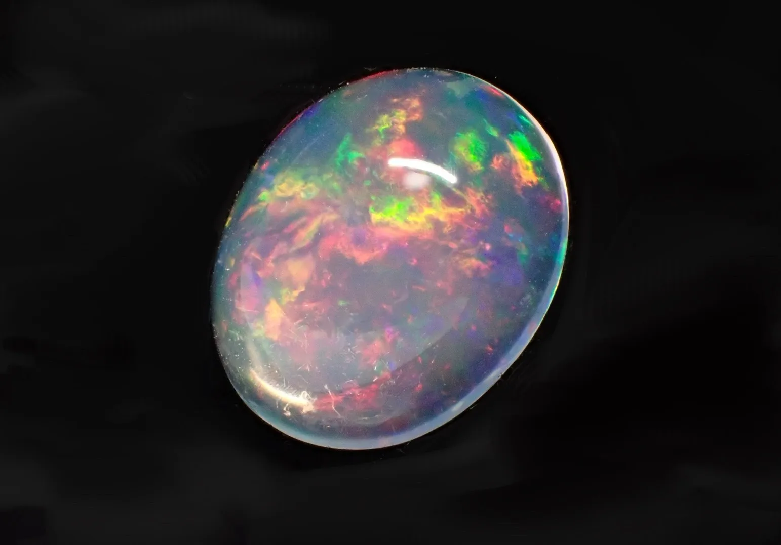 10月の誕生石、虹色の輝きを放つ「オパール」