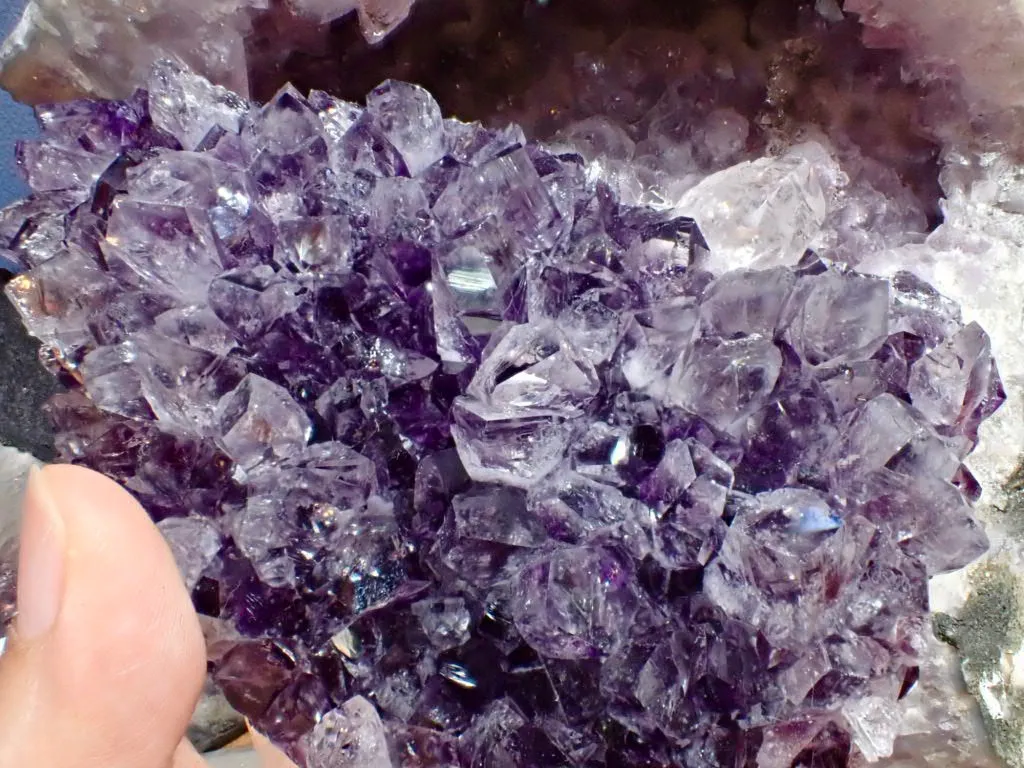紫水晶はなぜ大きな結晶にならないの？